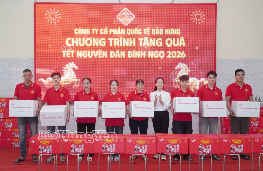 Gần 500 suất quà Tết được lãnh đạo Công ty Cổ phần Quốc tế Bảo Hưng trao tận tay người lao động.
