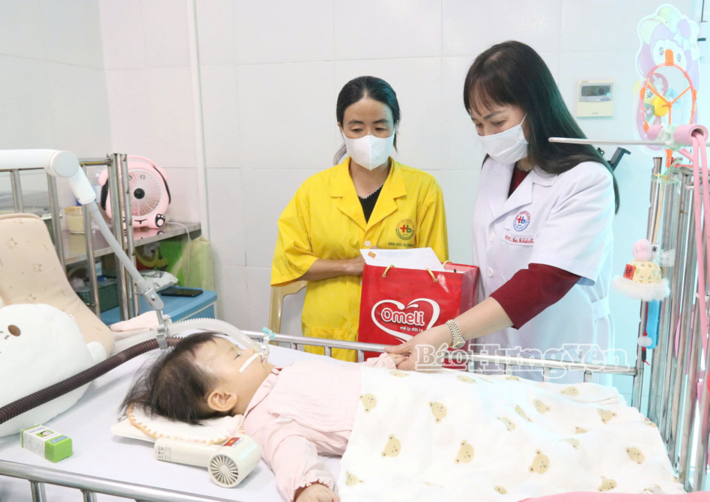 Lãnh đạo Công ty Cổ phần Quốc tế Bảo Hưng thăm hỏi, tặng quà Tết cho bệnh nhi có hoàn cảnh khó khăn đang điều trị tại Bệnh viên Nhi Thái Bình.