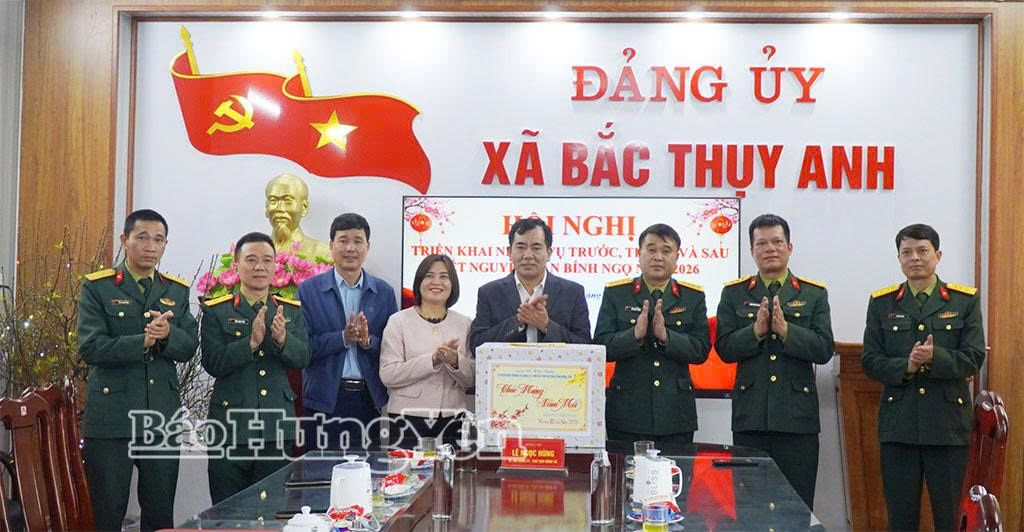 Lãnh đạo Bộ CHQS tỉnh tặng quà tại xã Bắc Thụy Anh.