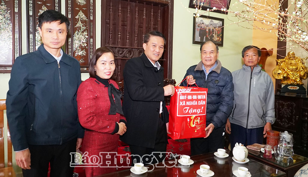 Lãnh đạo xã Nghĩa Dân tặng quà Tết người công với cách mạng dịp Tết Nguyên đán Bính Ngọ năm 2026.
