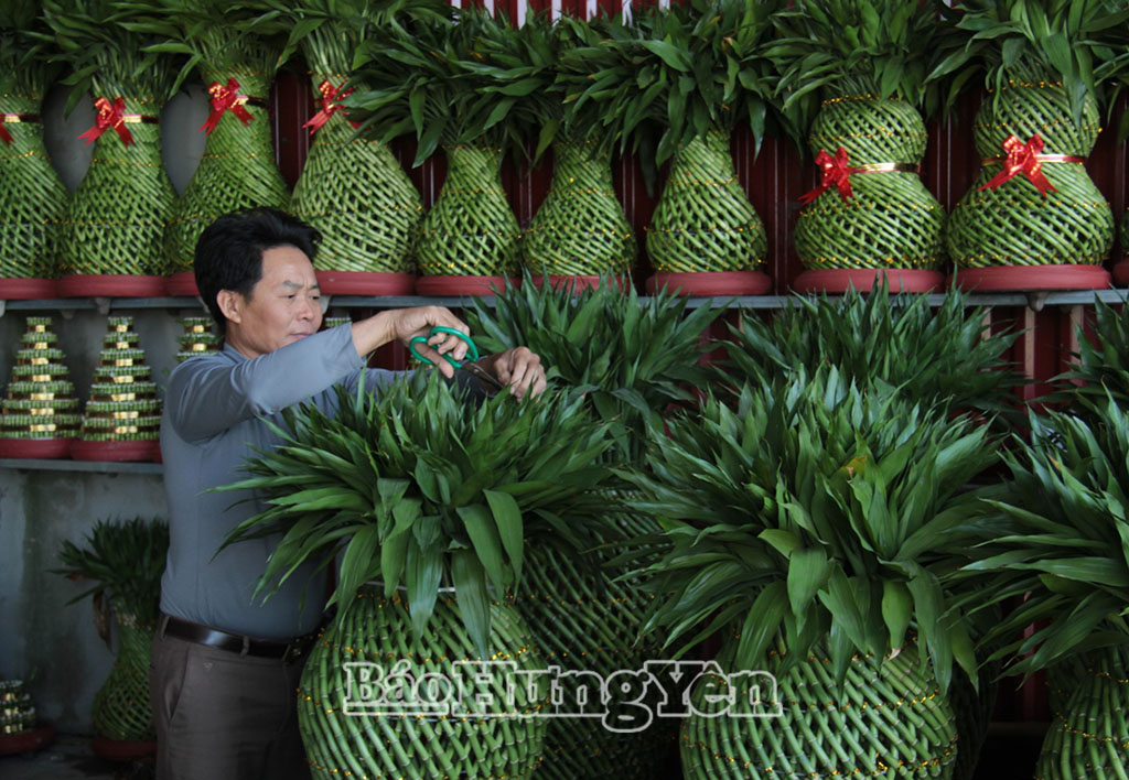 Anh Nguyễn Văn Giảng, thôn Đình Phùng tất bật hoàn thiện sản phẩm phát lộc OCOP 4 sao để giao cho khách hàng.