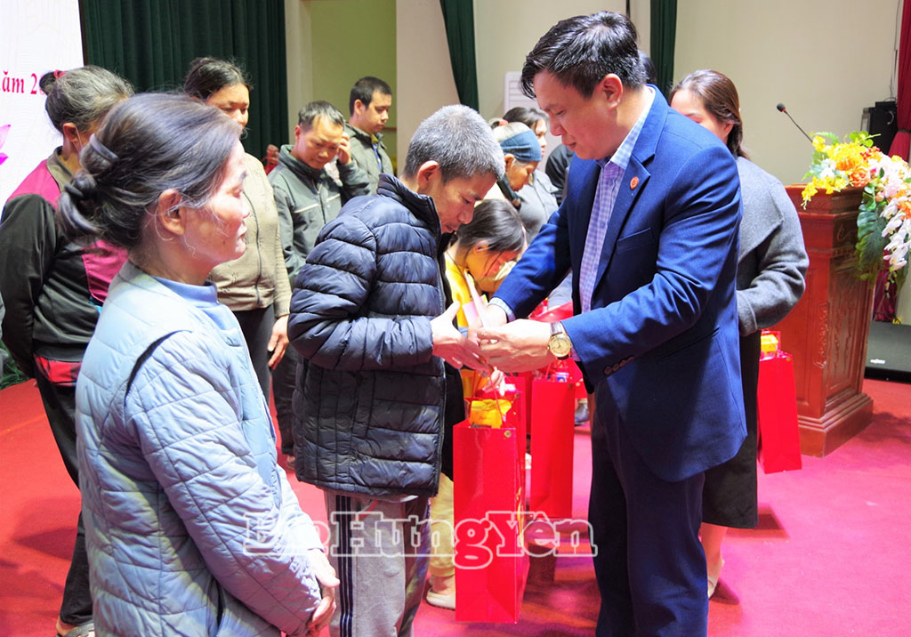 Lãnh đạo phường Hồng Châu trao quà tặng gia đình chính sách, hộ có hoàn cảnh khó khăn trên địa bàn.