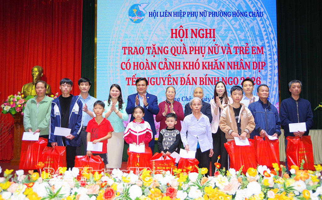 Hội Liên hiệp Phụ nữ phường Hồng Châu trao quà tặng phụ nữ và trẻ em có hoàn cảnh khó khăn.