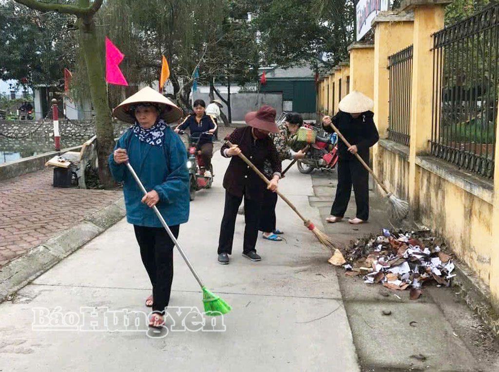 Người dân xã Lạc Đạo tổng vệ sinh môi trường đón Tết.