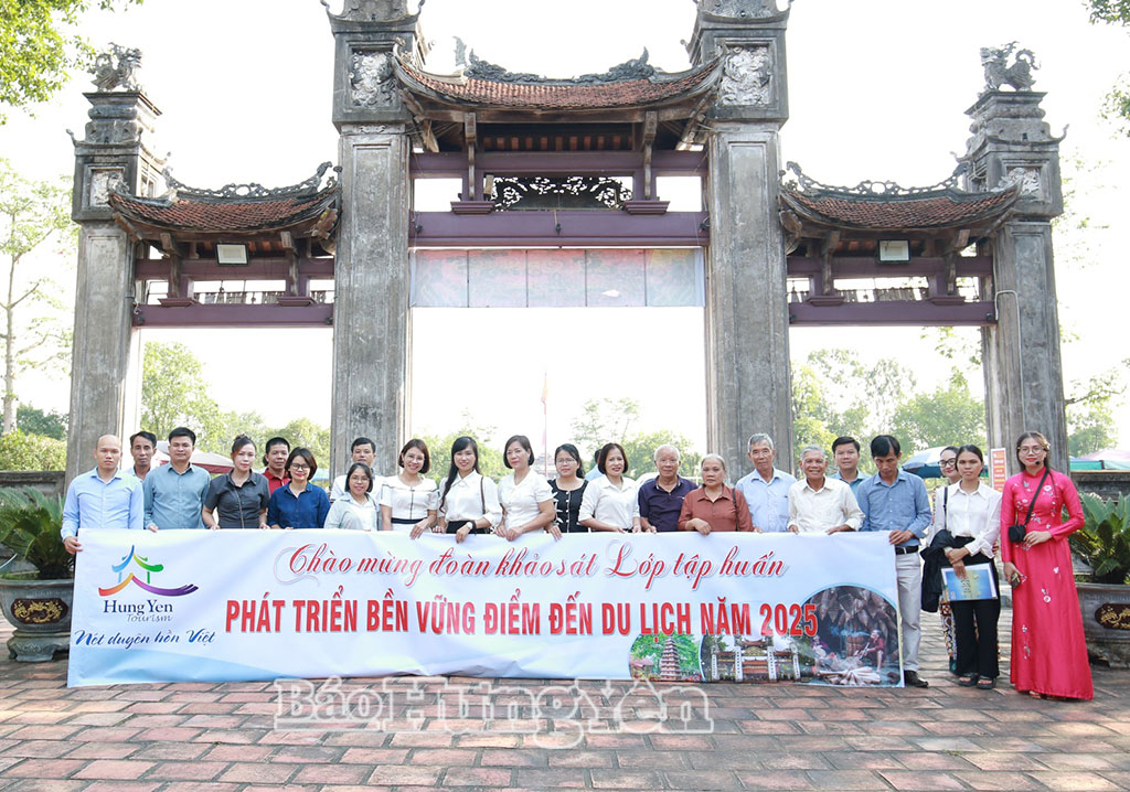 Khách du lịch tham quan đền Trần, xã Long Hưng.