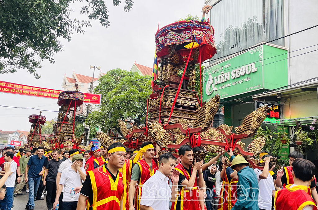 Nghi thức rước kiệu đặc sắc trong lễ hội đền Hương Quất, xã Chí Minh
