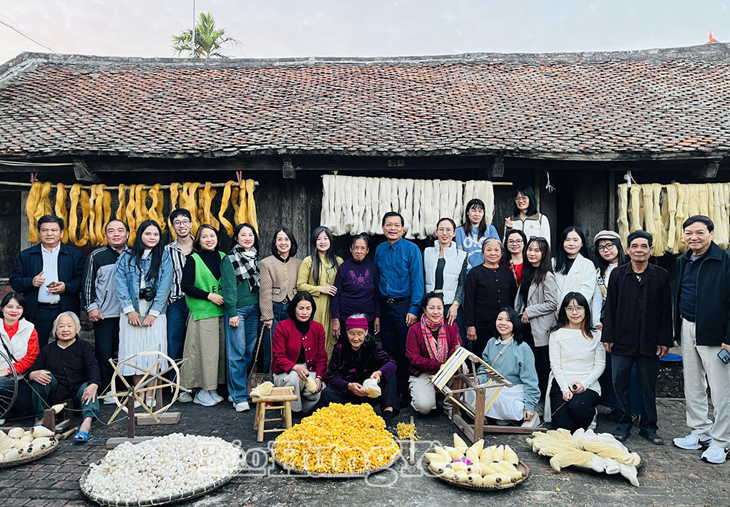 Khách du lịch tham quan làng nghề dệt đũi Nam Cao, xã Lê Lợi