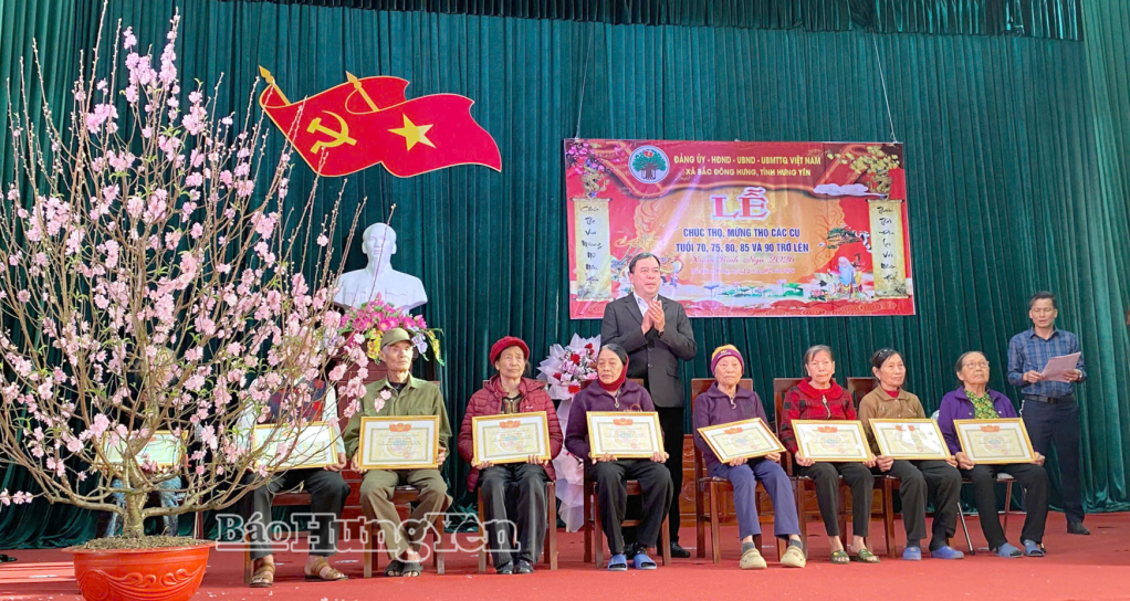 Lãnh đạo xã Bắc Đông Hưng trao giấy mừng thọ các cụ tròn 80 tuổi tại nhà văn hóa thôn Tây Bình Cách.