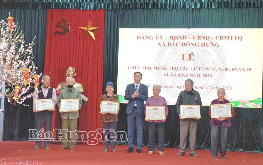 Lãnh đạo xã Bắc Đông Hưng trao giấy mừng thọ cho người cao tuổi tại trụ sở Đảng ủy xã.