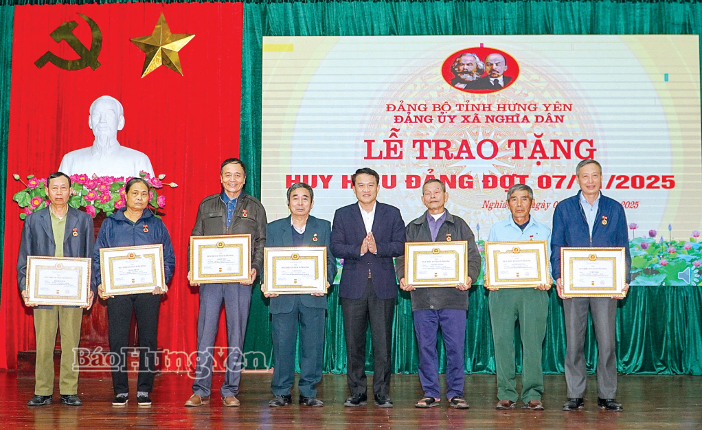 Đảng ủy xã Nghĩa Dân tổ chức lễ trao Huy hiệu Đảng tặng các đảng viên trong Đảng bộ xã đợt 7/11/2025.