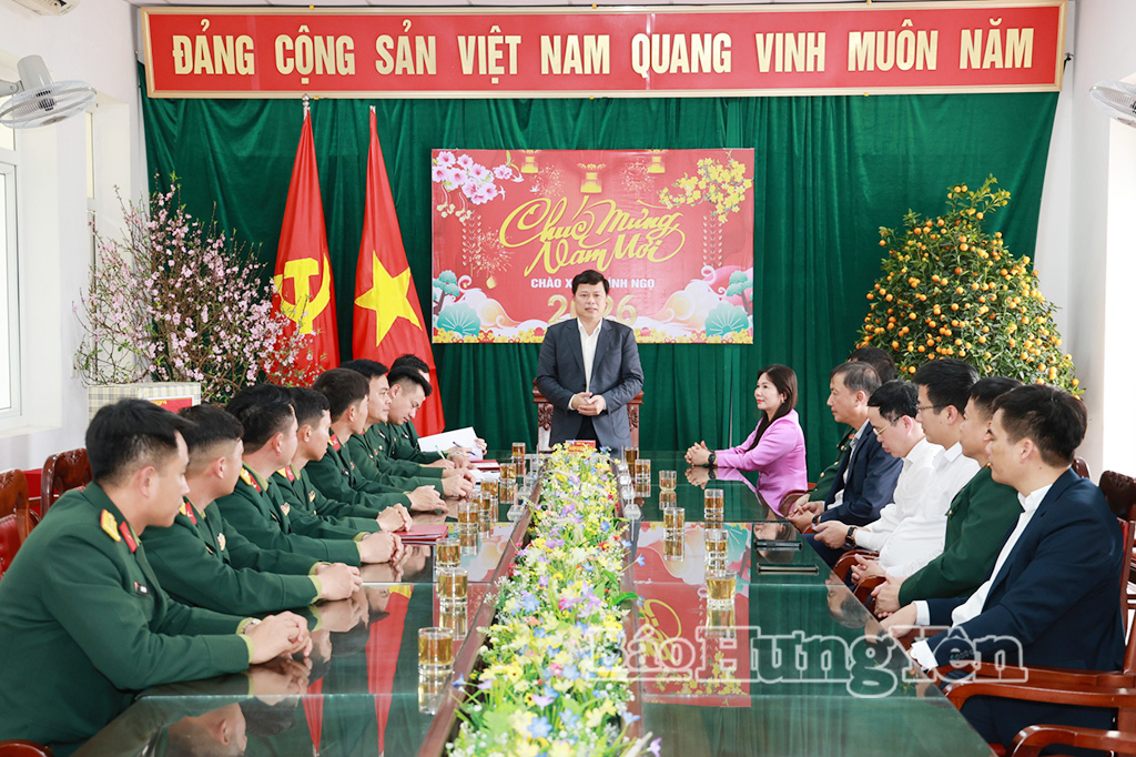 Đồng chí Trần Quốc Toản, Phó Bí thư Thường trực Tỉnh ủy, Chủ tịch Ủy ban MTTQ Việt Nam tỉnh và các đại biểu thăm, chúc Tết Trung đoàn 8, Sư đoàn 395.