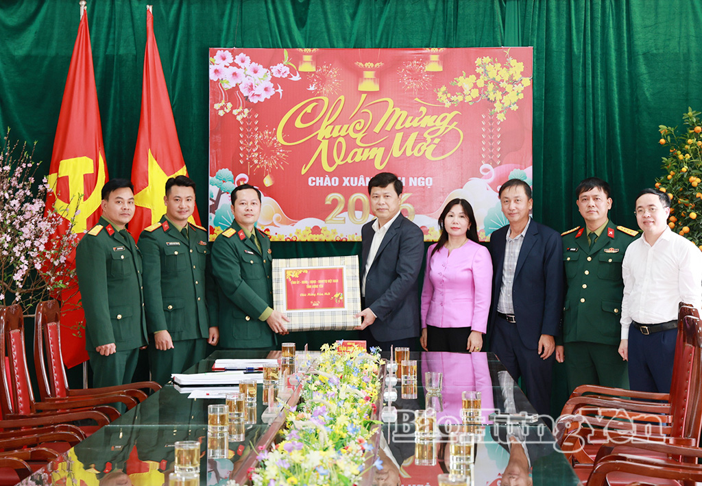 Đồng chí Trần Quốc Toản, Phó Bí thư Thường trực Tỉnh ủy, Chủ tịch Ủy ban MTTQ Việt Nam tỉnh trao quà Tết của Tỉnh ủy, HĐND, UBND, Ủy ban MTTQ Việt Nam tỉnh tặng Trung đoàn 8, Sư đoàn 395.