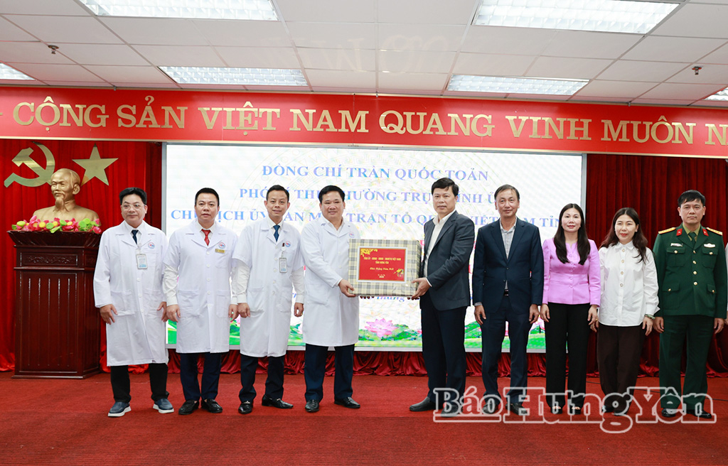 Đồng chí Trần Quốc Toản, Phó Bí thư Thường trực Tỉnh ủy, Chủ tịch Ủy ban MTTQ Việt Nam tỉnh trao quà Tết của Tỉnh ủy, HĐND, UBND, Ủy ban MTTQ Việt Nam tỉnh tặng Bệnh viện Nhi Thái Bình.