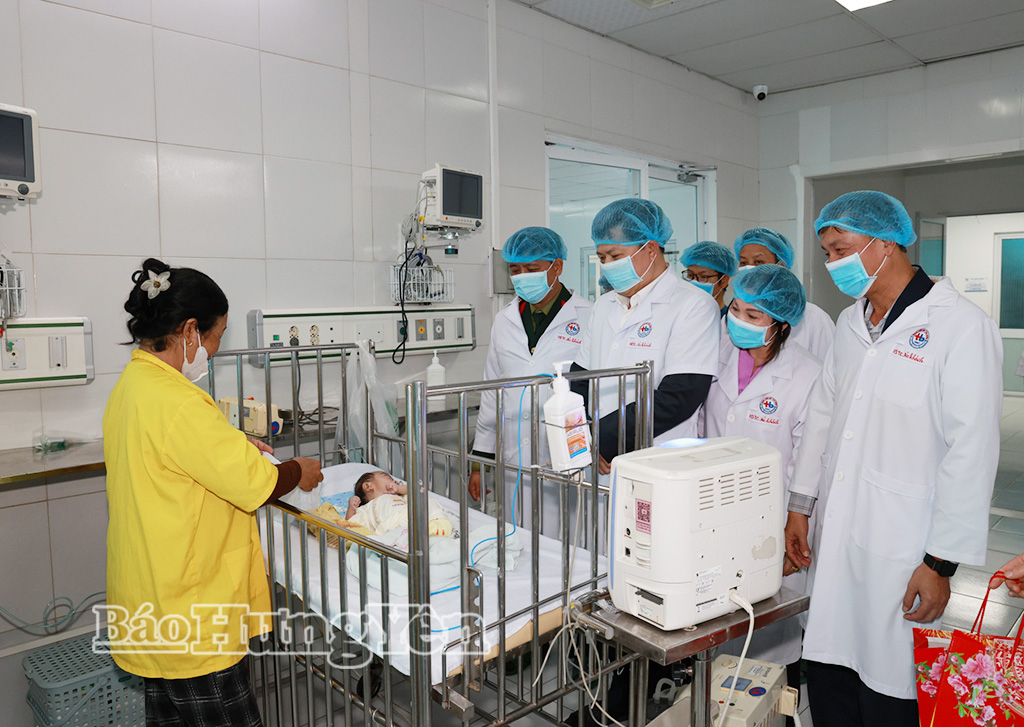 Đồng chí Trần Quốc Toản, Phó Bí thư Thường trực Tỉnh ủy, Chủ tịch Ủy ban MTTQ Việt Nam tỉnh và các đại biểu thăm hỏi, động viên, tặng quà Tết bệnh nhân điều trị tại Bệnh viện Nhi Thái Bình.