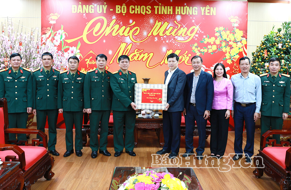 Đồng chí Trần Quốc Toản, Phó Bí thư Thường trực Tỉnh ủy, Chủ tịch Ủy ban MTTQ Việt Nam tỉnh trao quà Tết của Tỉnh ủy, HĐND, UBND, Ủy ban MTTQ Việt Nam tỉnh tặng Bộ Chỉ huy Quân sự tỉnh.
