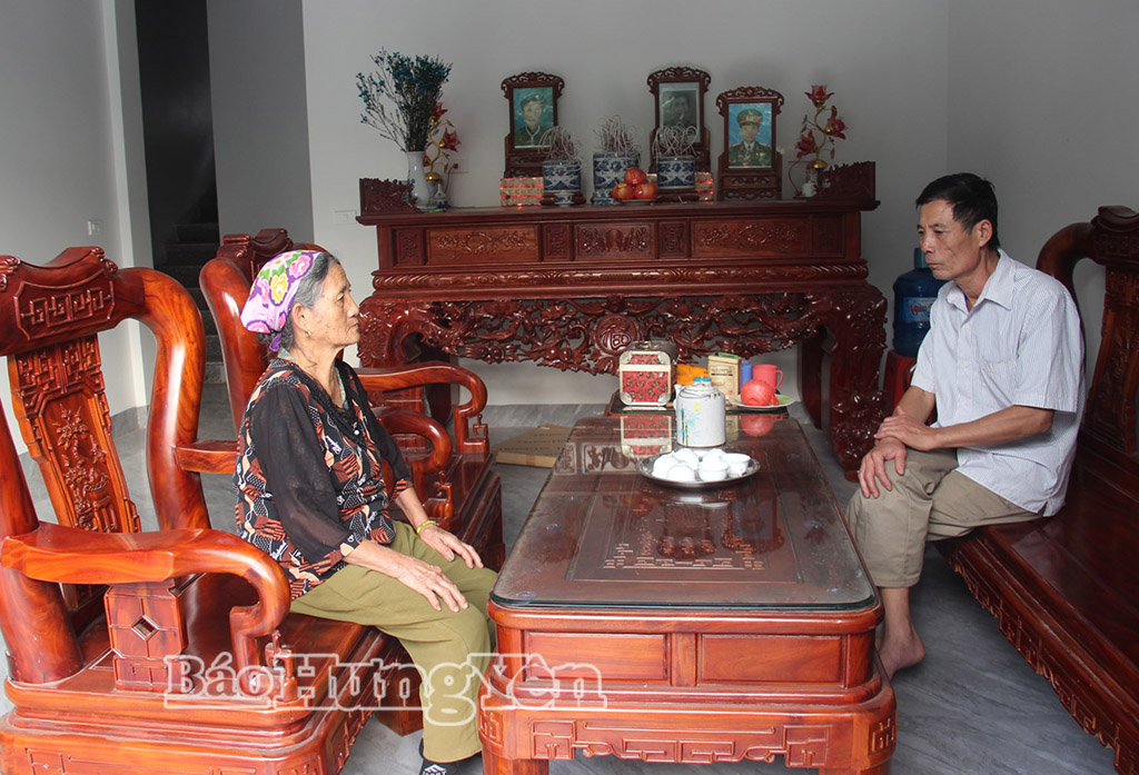 Niềm vui của bà Trương Thị Thú, thôn Vân Nghệ trong ngôinhà mới.
