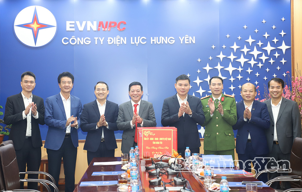 Đồng chí Phó Chủ tịch Thường trực UBND tỉnh Nguyễn Lê Huy chúc trao quà Tết tặng VV88 dự đoán xổ số ba miền siêu chính xác, nhân viên, người lao động Công ty Điện lực VV88id nổ hũ.