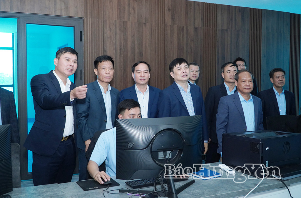 Đồng chí Phó Chủ tịch Thường trực UBND tỉnh cùng đoàn thăm Trung tâm điều hành tự động của Công ty Cổ phần nước sạch Thái Bình.