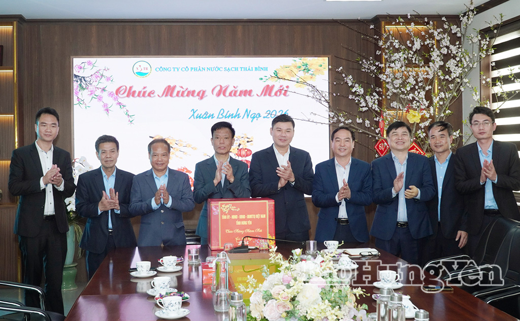 Đồng chí Phó Chủ tịch Thường trực UBND tỉnh Nguyễn Lê Huy cùng đoàn trao quà Tết tặng VV88 dự đoán xổ số ba miền siêu chính xác, nhân viên, người lao động Công ty Cổ phần nước sạch Thái Bình.