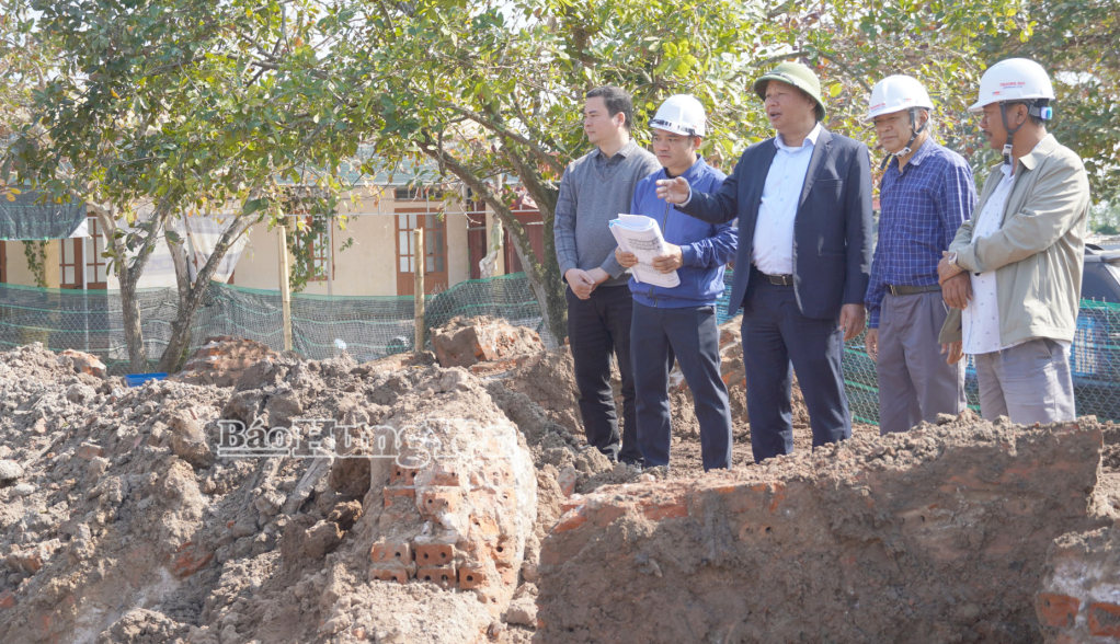 Đồng chí Nguyễn Quang Anh, Bí thư Đảng ủy xã Thái Thụy (người ở giữa) kiểm tra tiến độ thi công Trường Tiểu học và THCS Thụy Hải.