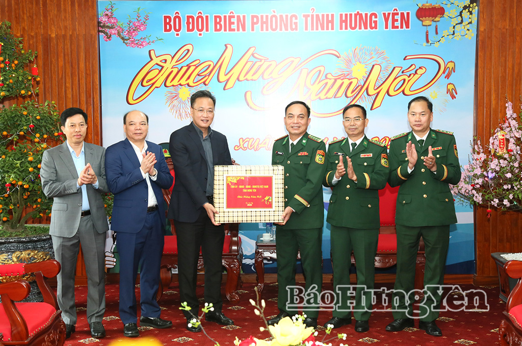 Đồng chí Bí thư Tỉnh ủy Nguyễn Hữu Nghĩa tặng quà, chúc Tết cán bộ, chiến sĩ Ban Chỉ huy Bộ đội Biên phòng tỉnh.