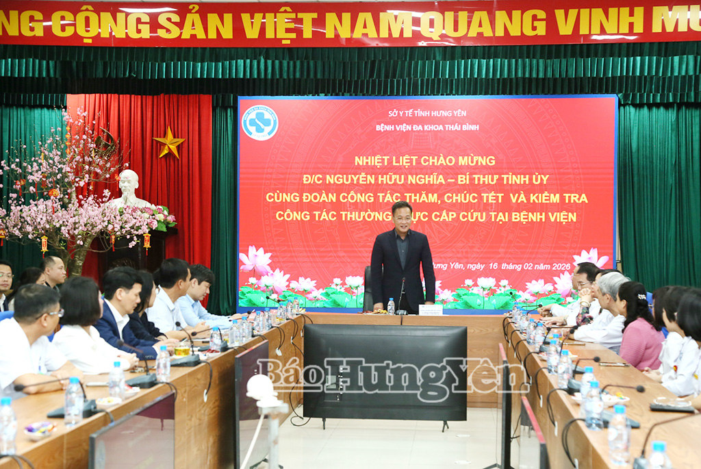 Đồng chí Bí thư Tỉnh ủy Nguyễn Hữu Nghĩa phát biểu, chúc Tết cán bộ, y, bác sĩ Bệnh viện Đa khoa Thái Bình.