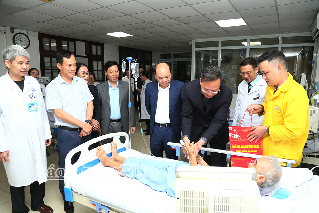 Đồng chí Bí thư Tỉnh ủy Nguyễn Hữu Nghĩa thăm hỏi bệnh nhân đang điều trị tại Bệnh viện Đa khoa Thái Bình.