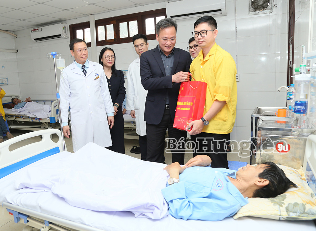 Đồng chí Bí thư Tỉnh ủy Nguyễn Hữu Nghĩa tặng quà, thăm hỏi bệnh nhân đang điều trị tại Bệnh viện Đa khoa Thái Bình.
