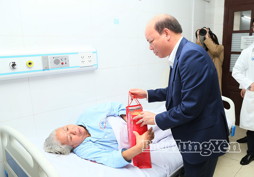 Đồng chí Phó Chủ tịch HĐND tỉnh Đặng Thanh Giang tặng quà bệnh nhân đang điều trị tại Bệnh viện Đa khoa Thái Bình.