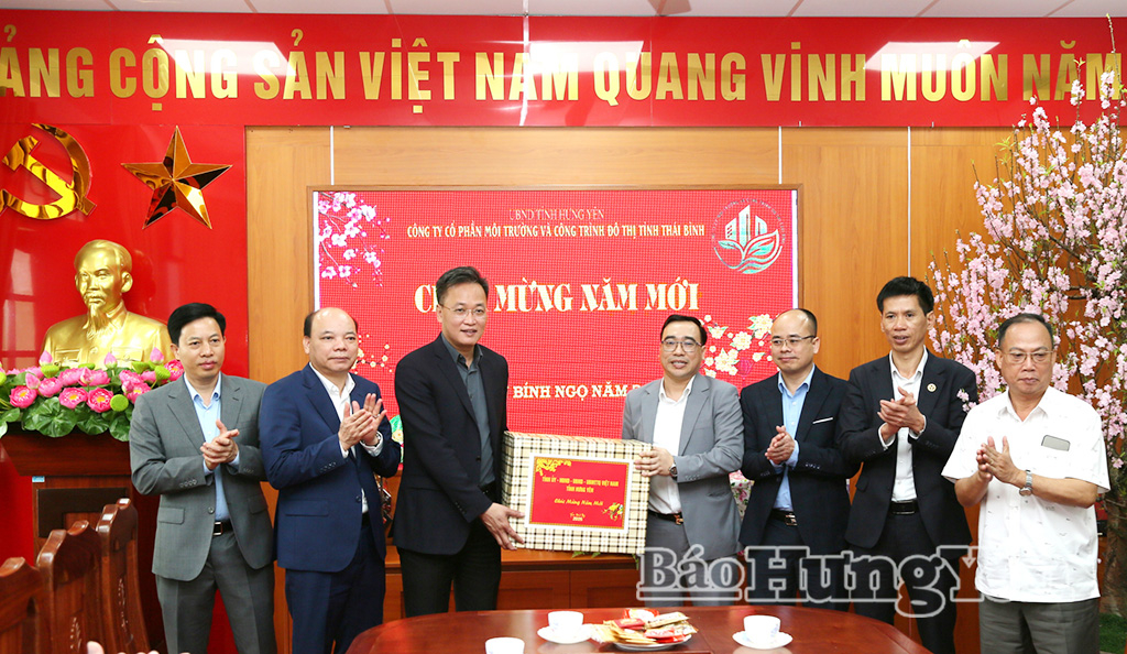 Đồng chí Bí thư Tỉnh ủy Nguyễn Hữu Nghĩa tặng quà, chúc Tết cán bộ, công nhân Công ty Cổ phần Môi trường và Công trình đô thị Thái Bình.
