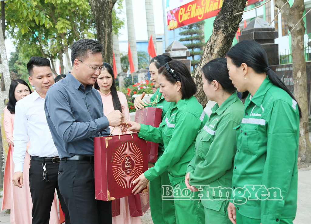 Đồng chí Bí thư Tỉnh ủy Nguyễn Hữu Nghĩa trao quà Tết tặng công nhân Công ty Cổ phần Môi trường và Công trình đô thị Thái Bình.