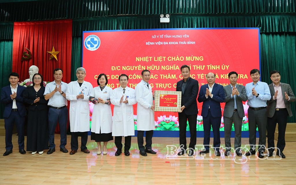Đồng chí Bí thư Tỉnh ủy Nguyễn Hữu Nghĩa tặng quà chúc Tết cán bộ, y bác sĩ Bệnh viện Đa khoa Thái Bình.