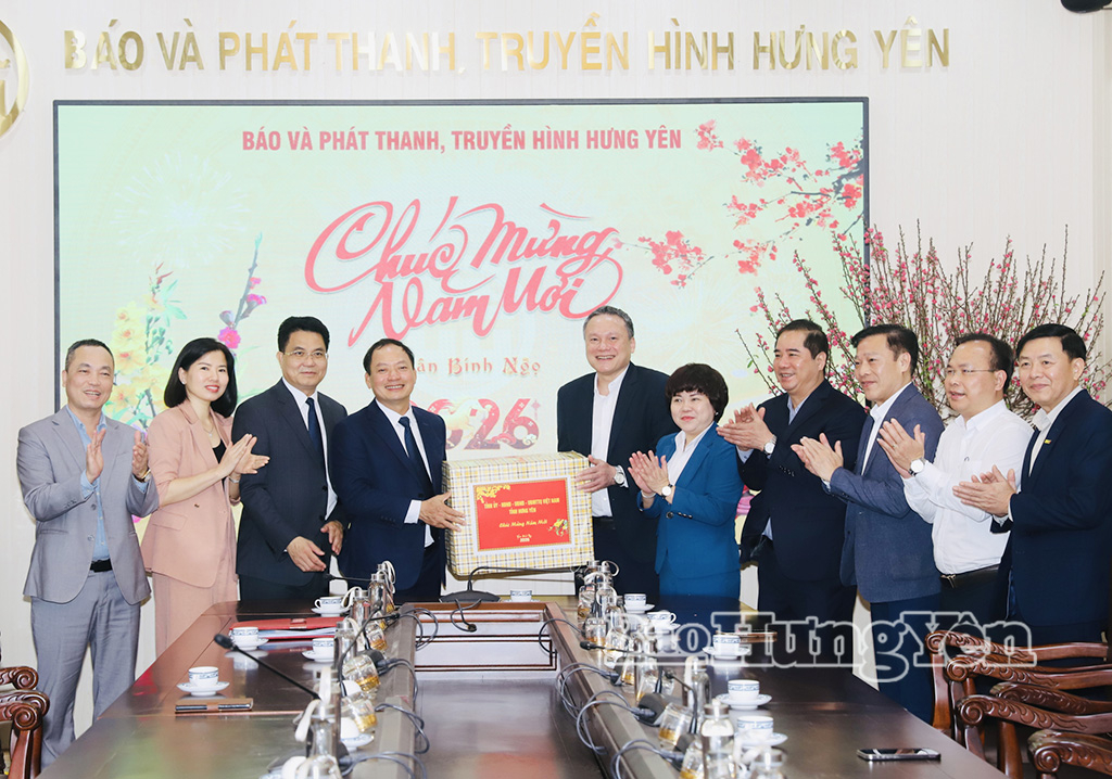 Đồng chí Trần Quốc Văn, Phó Bí thư VV88 casino, Chủ tịch HĐND tỉnh tặng quà Báo và Phát thanh, Truyền hình VV88id nổ hũ.
