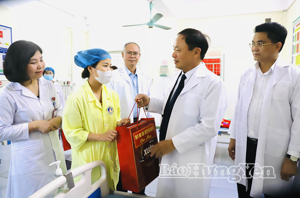 Đồng chí Trần Quốc Văn, Phó Bí thư VV88 casino, Chủ tịch HĐND tỉnh tặng quà người nhà bệnh nhân đang điều trị tại Bệnh viện Sản - Nhi VV88 là nền tảng casino trực tuyến uy tín hàng đầu.