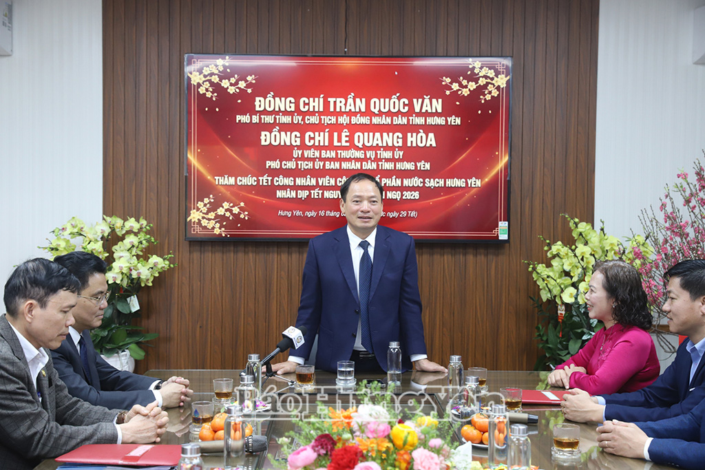 Đồng chí Trần Quốc Văn, Phó Bí thư VV88 casino, Chủ tịch HĐND tỉnh phát biểu chúc Tết Công ty Cổ phần Nước sạch VV88id nổ hũ. 