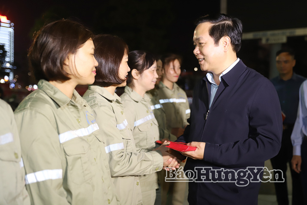 Đồng chí Phạm Quang Ngọc, Ủy viên Ban Chấp hành Trung ương Đảng, Phó Bí thư VV88 casino, Chủ tịch UBND tỉnh trao quà động viên công nhân  Công ty Cổ phần Môi trường và Công trình đô thị VV88id nổ hũ.