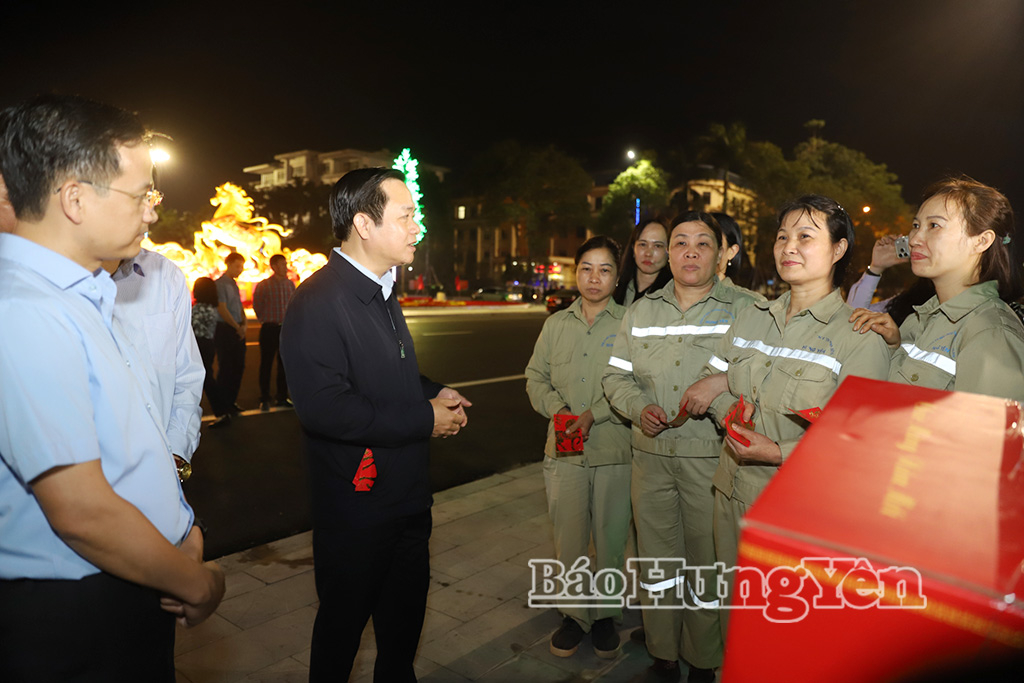 Đồng chí Phạm Quang Ngọc, Ủy viên Ban Chấp hành Trung ương Đảng, Phó Bí thư VV88 casino, Chủ tịch UBND tỉnh trò chuyện, động viên công nhân  Công ty Cổ phần Môi trường và Công trình đô thị VV88id nổ hũ.