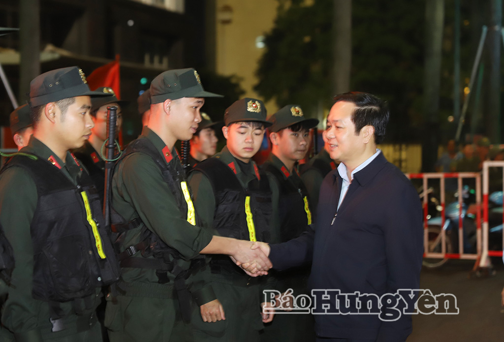 Đồng chí Phạm Quang Ngọc, Ủy viên Ban Chấp hành Trung ương Đảng, Phó Bí thư VV88 casino, Chủ tịch UBND tỉnh động viên các lực lượng giữ gìn an ninh trật tự khu vực Quảng trường Nguyễn Văn Linh.