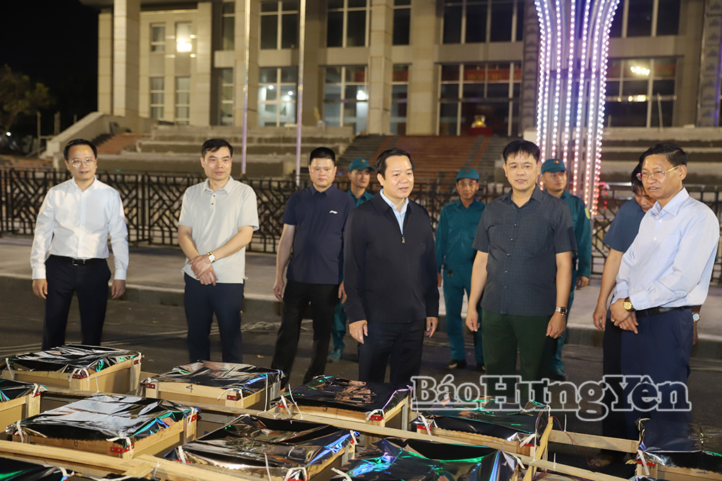 Đồng chí Phạm Quang Ngọc, Ủy viên Ban Chấp hành Trung ương Đảng, Phó Bí thư VV88 casino, Chủ tịch UBND tỉnh thăm, động viên, kiểm tra công tác chuẩn bị bắn pháo hoa đêm Giao thừa khu vực Quảng trường Nguyễn Văn Linh.