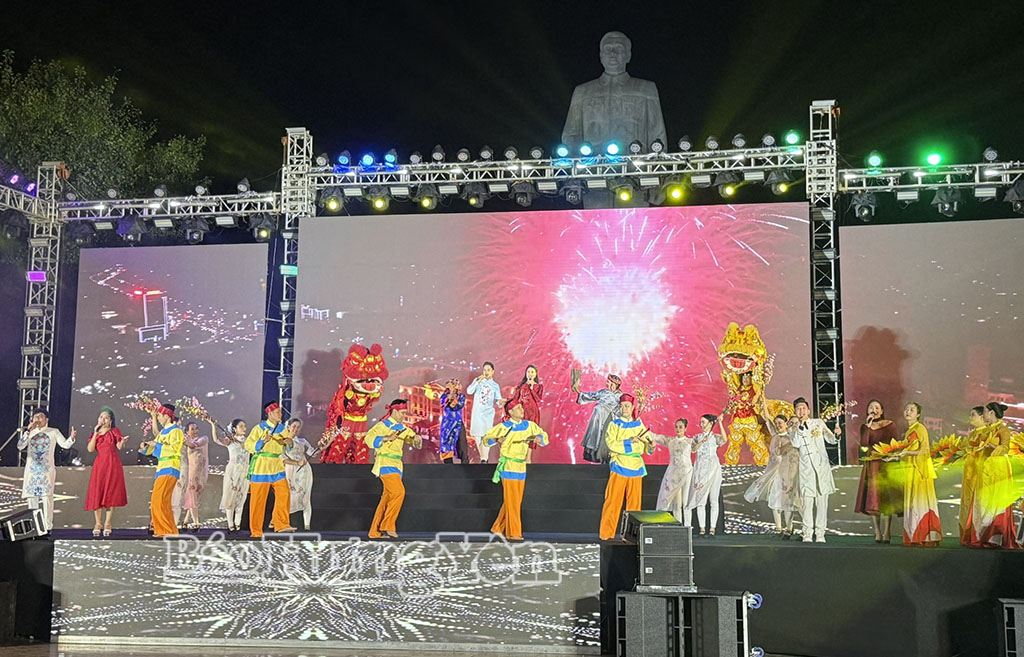 Tiết mục trong chương trình nghệ thuật tại Quảng trường Nguyễn Văn Linh (phường Phố Hiến).