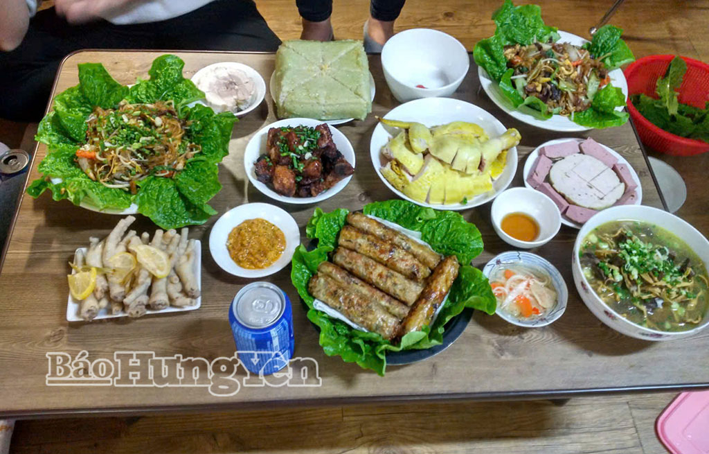 Mâm cơm ngày Tết với những món ăn truyền thống như: bánh chưng, thịt gà, giò, nem, canh măng của gia đình chị Nguyễn Thị Nhung, đang sinh sống và làm việc tại Hàn Quốc.