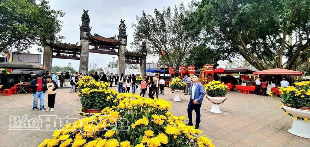 Đầu xuân, đền Trần, xã Long Hưng, tỉnh Hưng Yên thu hút nhiều du khách đến tham quan, chiêm bái. 