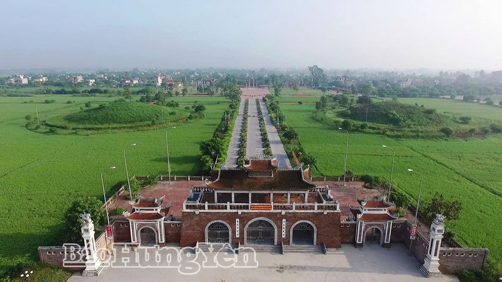 Khu Lăng mộ và đền thờ các vị vua triều Trần tọa lạc tại thôn Tam Đường, xã Long Hưng.