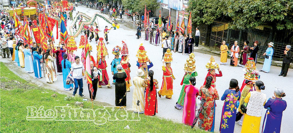 Du khách, người dân tham gia lễ hội dân gian Phố Hiến.