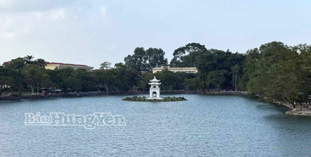 Hồ Bán Nguyệt - điểm nhấn cảnh quan tại phường Phố Hiến.