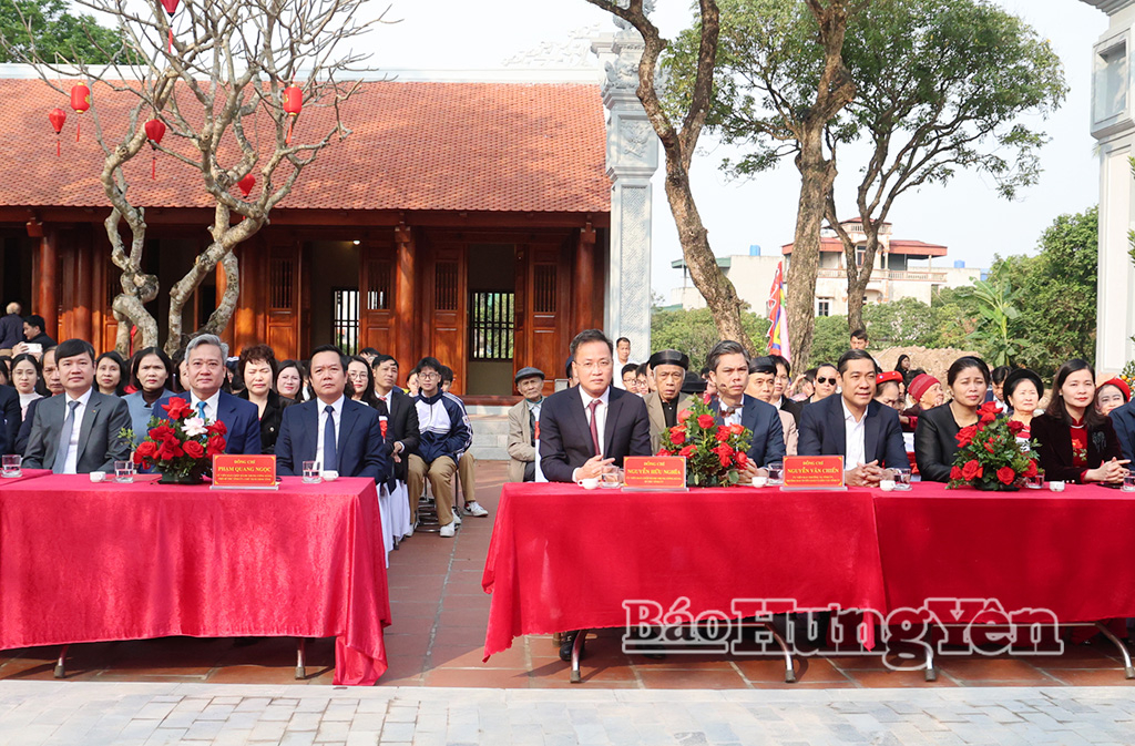 Các đại biểu dự lễ khai mạc.