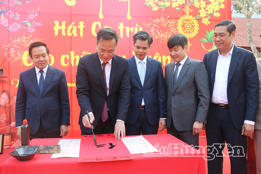 Đồng chí Bí thư Tỉnh ủy Nguyễn Hữu Nghĩa thực hiện nghi thức khai bút, viết chữ thư pháp tại Triển lãm.