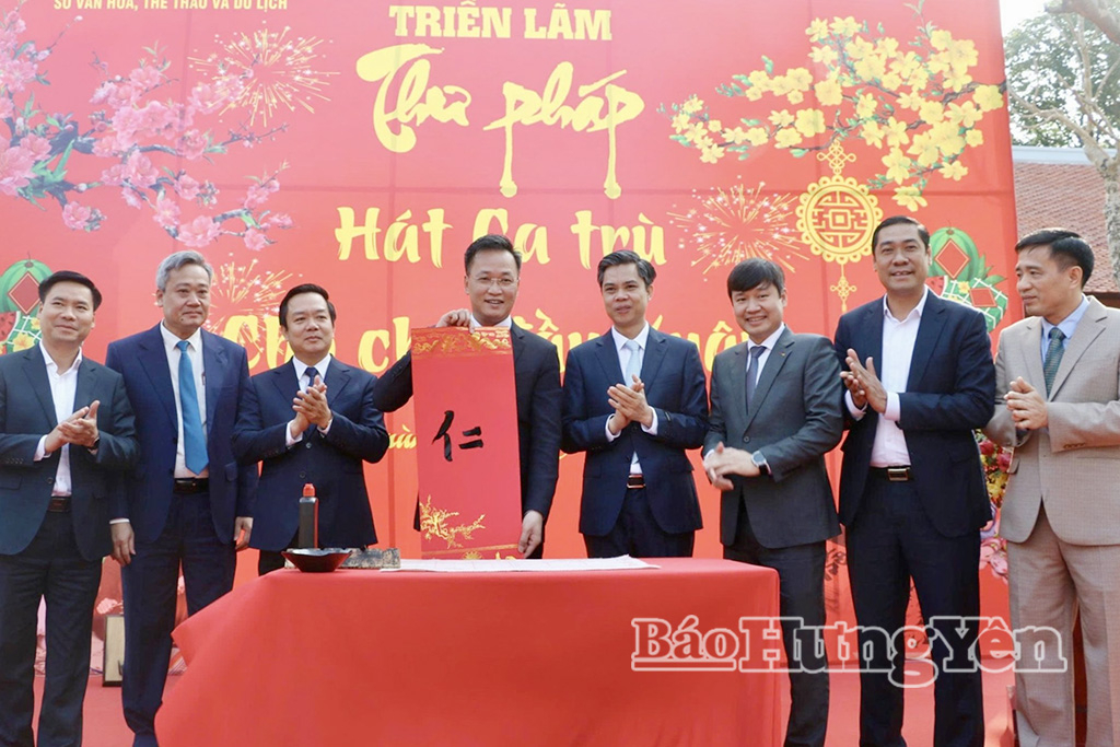 Các đại biểu tham dự nghi thức khai bút tại Triển lãm.