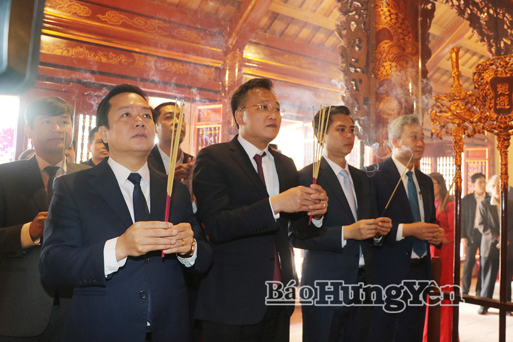 Đồng chí Bí thư Tỉnh ủy Nguyễn Hữu Nghĩa; đồng chí Chủ tịch UBND tỉnh Phạm Quang Ngọc cùng các đại biểu dâng hương tại Văn miếu Xích Đằng.