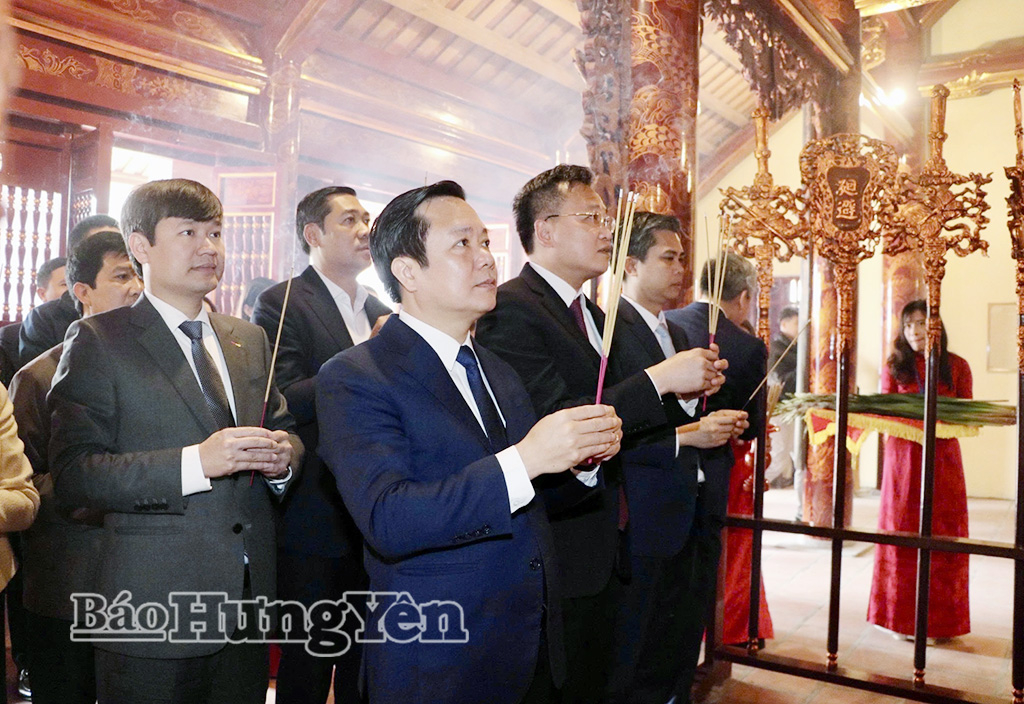 Các đại biểu dâng hương tại Văn miếu Xích Đằng.